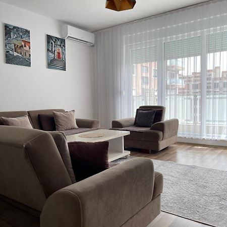 Entire Apartment - Near The Center 普里什蒂纳 外观 照片
